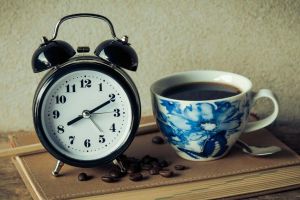 O oră mai puţin de somn. România trece la ora de vară