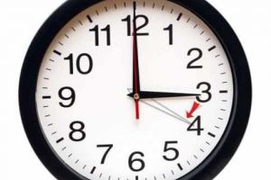 Noapte mai scurtă pentru români: trecem la ora de vară şi dormim mai puţin