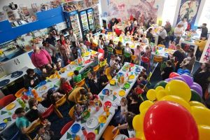 Zece copii salvaţi de la avort, sărbătoriţi de ziua lor, de o parohie din Botoşani. Cum le poţi face o bucurie