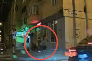 Bătaie în plină stradă vineri seara la Sibiu: mai mulţi tineri şi-au împărţit pumni şi picioare / video