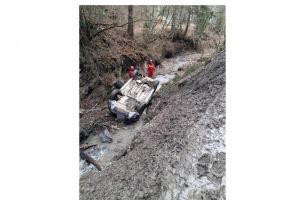 Neamt: Barbat gasit mort intr-un autoturism cazut intr-un parau din Poiana Teiului