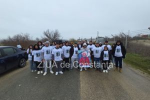 FOTO-VIDEO. Omagiu in Portul Midia: Zeci de tineri s-au imbracat in tricouri cu chipul marinarului disparut 