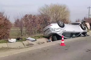 FOTO Accident pe drumul Botoşani- Suceava! O maşină a ajuns cu roţile în sus
