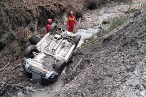 FOTO Tragedie! Un bărbat şi-a pierdut viaţa după ce a căzut cu maşina într-o râpă