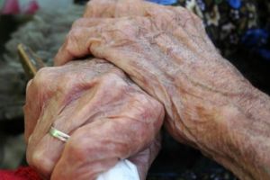 Ce au decis judecătorii în cazul bărbatului acuzat că a încercat să întreţină relaţii sexuale cu o bătrână imobilizată la pat