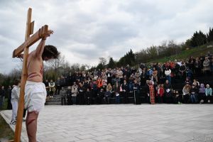 Calea Crucii pe Dealul Ciuperca din Oradea a adunat sute de credincioşi (FOTO)