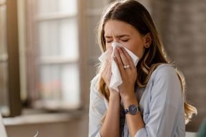 Aproape 1.800 de cazuri de infecţii respiratorii raportate într-o săptămână în judeţul Bacău; patru cazuri noi de gripă