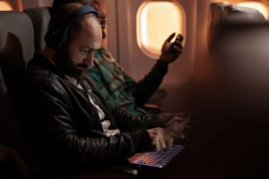 O companie aeriană care are curse şi de la Sibiu testează accesul la internet în timpul zborului: doar câteva aplicaţii vor funcţiona