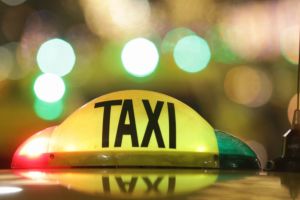 Haos într-un taxi, în Satu Mare: o femeie a strigat că e agresată, iar şoferul a fost bătut şi jefuit. Agresorul scapă de închisoare