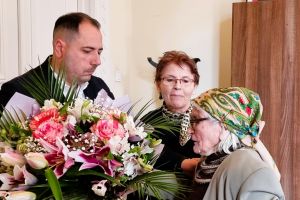 O orădeancă a fost premiată de Primărie, la împlinirea a 100 de ani (FOTO)