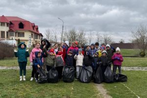 Peste 500 de voluntari au strâns tone de deşeuri şi au plantat 100 de arbori, la Avrig / foto