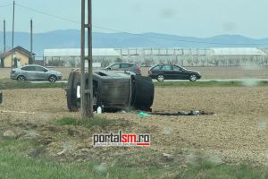 FOTO. Accident în judeţul Satu Mare: o maşină a ieşit de pe şosea şi s-a răsturnat pe câmp