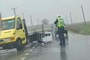 Accident grav lângă Băleni: O şoferiţă de 22 de ani şi un minor, răniţi după coliziunea dintre o autoutilitară şi un autoturism