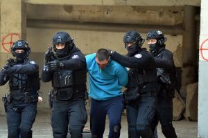 Protest, incendiu şi focuri de armă la Prefectura Bacău – scenariu de antrenament testat de forţele de intervenţie la Bacău