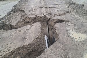 Rupţi de lume după ploi. Zeci de familii din Lopătari au rămas fără acces rutier  Zeci de familii din satele Vârteju şi Chirani, din comuna Lopătari, au rămas izolate după ce singurul acces rutier a fost distrus de viiturile provocate de ploile abundente. Podul de tuburi care face legătura cu restul comunei s-a rupt, iar oamenii nu mai pot ajunge cu maşinile la casele lor.  În urma precipitaţiilor