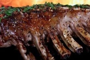 Masă Paşte 2026. Mielul de supermarket, mai scump ca mielul din piaţă. Cât îi costă pe români cotletul de berbecuţ sau carnea de stufat şi drob