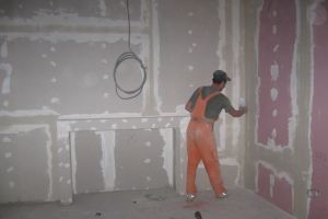 Ţeapă după ţeapă! Un bărbat din Botoşani, acuzat că ia bani de la diverse persoane pentru lucrări de construcţii şi apoi nu mai răspunde la telefon