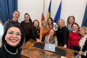 Daniela Cîmpean, preşedinta Consiliului Judeţean, şi-a invitat colegele din liceu la birou, după program