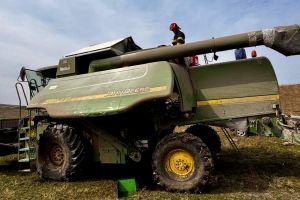 FOTO Incendiu pe un câmp din Botoşani. O combină a luat foc