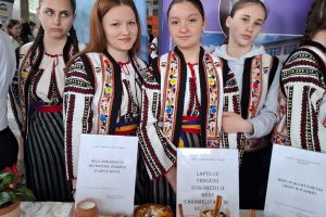 FOTO Două eleve de la un liceu din Botoşani au obţinut premiul I la un important concurs de produse tradiţionale