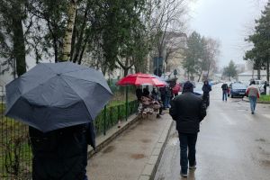 FOTO & VIDEO Halucinant! Zeci de părinţi stau zile şi nopţi la rând, la o şcoală din Botoşani, pentru a-şi înscrie copiii