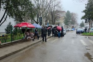 VIDEO Șeful Inspectoratului Școlar Botoşani reacţionează după ce zeci de părinţi stau zile şi nopţi la cozi pentru a-şi înscrie copiii la şcoală: „Nu mi se pare normal. Eu nu înţeleg de ce stau ei de astăzi”