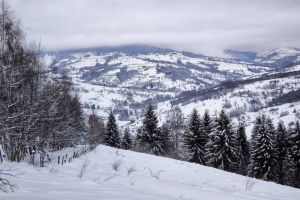 Viscol puternic şi strat consistent de zăpadă la munte, până luni