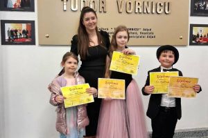 Succes pentru tinerii artişti vrânceni la concursul „Florile Copilăriei” de la Adjud