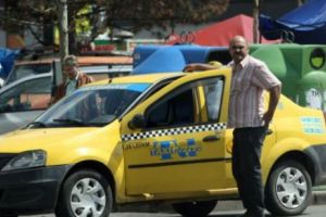 ANUNȚUL apărut pe maşinile de TAXI a provocat NEMULȚUMIRI în rândul clienţilor! Ce au hotărât cele mai mari companii
