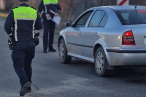 Controale ale poliţiei într-o comună din Botoşani. Peste 100 de persoane verificate