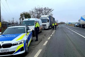 Transportatorii de marfă din Botoşani, luaţi la control de poliţişti. 13 au fost amendaţi