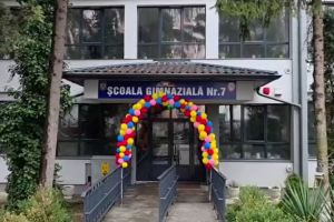 Mămică din Botoşani care a stat de sâmbătă la coadă pentru a-şi înscrie fetiţa la şcoală: Anul trecut s-a stat de cu o seară înainte