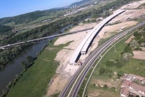 Veste buna: se monteaza grinzile la doua pasaje de pe lotul 4 din autostrada Lugoj – Deva