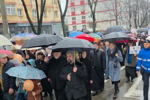 FOTO & VIDEO Uniţi de credinţă! Sute de botoşăneni au înfruntat ploaia şi au mărşăluit, astăzi, pentru viaţă. „Încurajăm lumea să aibă nădejde în Dumnezeu, să dea naştere copiilor”