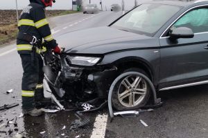 FOTO Accident rutier pe un drum naţional din Botoşani. Două maşini au intrat în coliziune