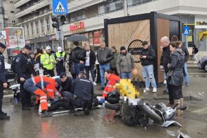 FOTO: Motociclist ranit intr-un accident la Iasi! Un echipaj de jandarmi a acordat primul ajutor