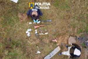FOTO: Descinderi de amploare la persoane suspectate de braconaj! O arma letala gasita ascunsa in pamant confiscata