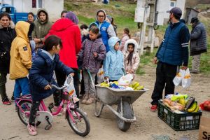 Raluca Turcan în vizită la Țichindeal: „Zeci de copii vulnerabili sunt sprijiniţi prin after-school-ul unei asociaţii” / foto