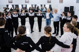 Ansamblul „Mândre Plaiuri Boicene” pleacă să reprezinte Sibiul în SUA: Raluca Turcan, s-a prins în horă la repetiţii / foto