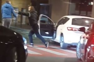 O neînţelegere banală în trafic s-a transformat în bătaie generală, în Oaş: mai multe persoane s-au lovit şi au aruncat cu pietre