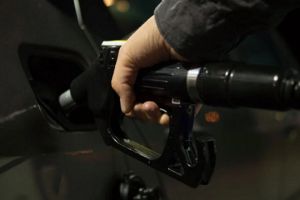 Există şi români neafectaţi de criza carburanţilor. Senatorii şi deputaţii fac plinul gratis. Nici măcar nu depun bon de decont