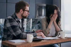 Scumpirile lovesc bugetul familiei, iar tot mai mulţi români caută soluţii de finanţare