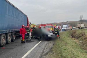 Accident grav în aceasta dimineaţă: 6 răniţi, 5 încarceraţi. Trafic blocat total