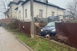 FOTO Accident pe o stradă din municipiul Botoşani! Şoferul era băut şi a fost reţinut de poliţişti