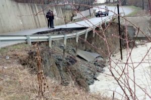 Drum judeţean rupt la Paltin! Traficul a fost restricţionat!