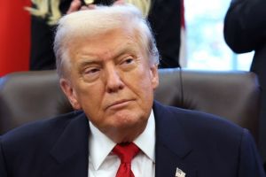 Trump afirmă că vrea să „pună mâna pe petrolul din Iran” şi că ar putea ocupa Insula Kharg „cu uşurinţă”