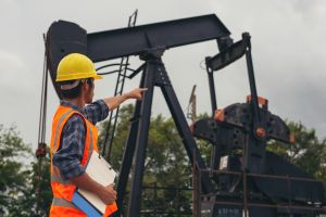 Preţul barilului de petrol atinge o nouă valoare record: bursele din Asia au deschis ”pe roşu”