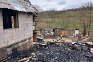 Două familii din Hamba au rămas fără case în urma unui incendiu: cum le puteţi ajuta