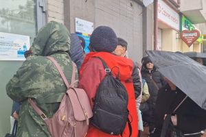 FOTO+VIDEO. Ultima zi de reducere a impozitului la case. Coada la Agentia de pe strada Soveja