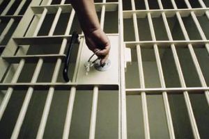 Patru bărbaţi, toţi din Ploscuţeni, au fost reţinuţi 24 de ore în urma bătăii de la Adjud